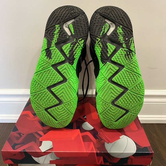 Nike Kyrie 4’s “Halloween” Size 12 Men’s - Picture 4 of 5